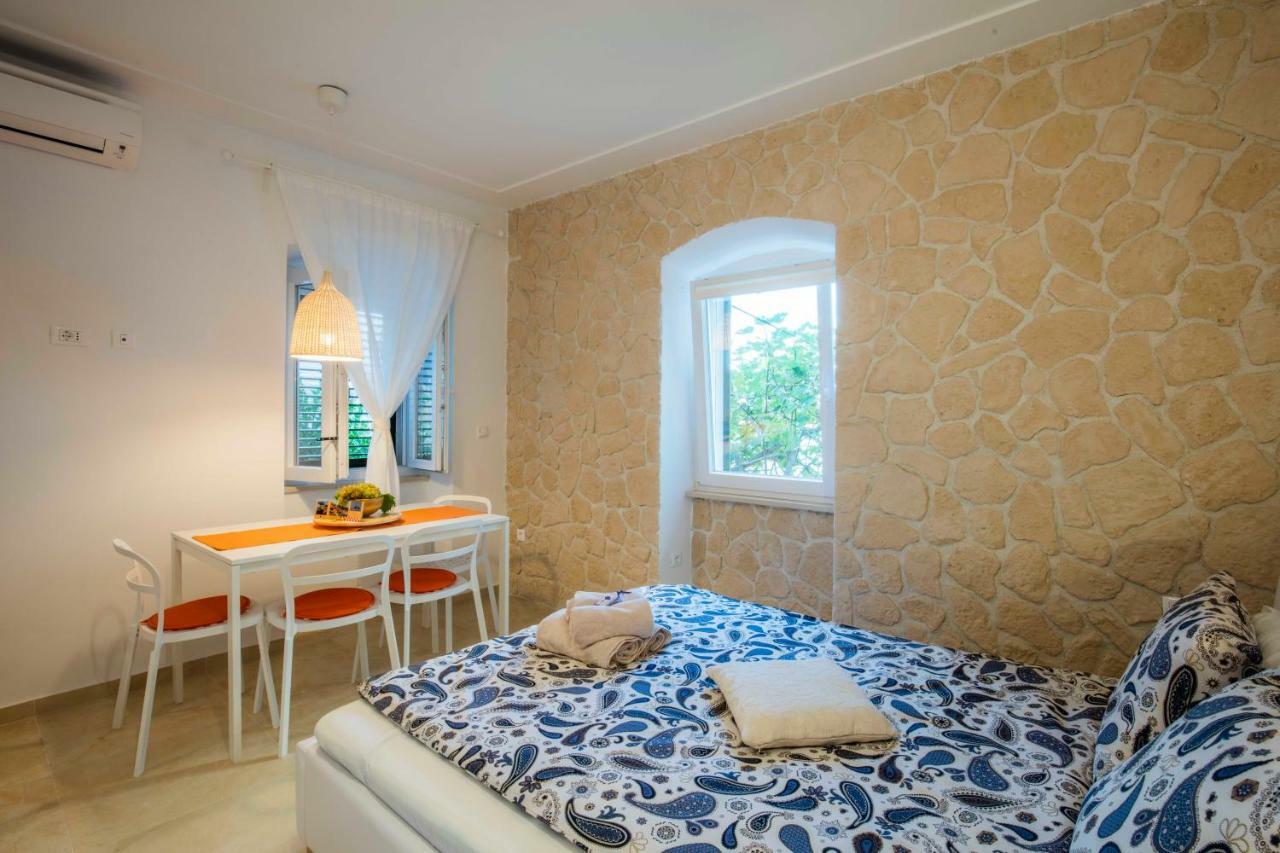 Season4All Apartments Mali Lošinj Buitenkant foto